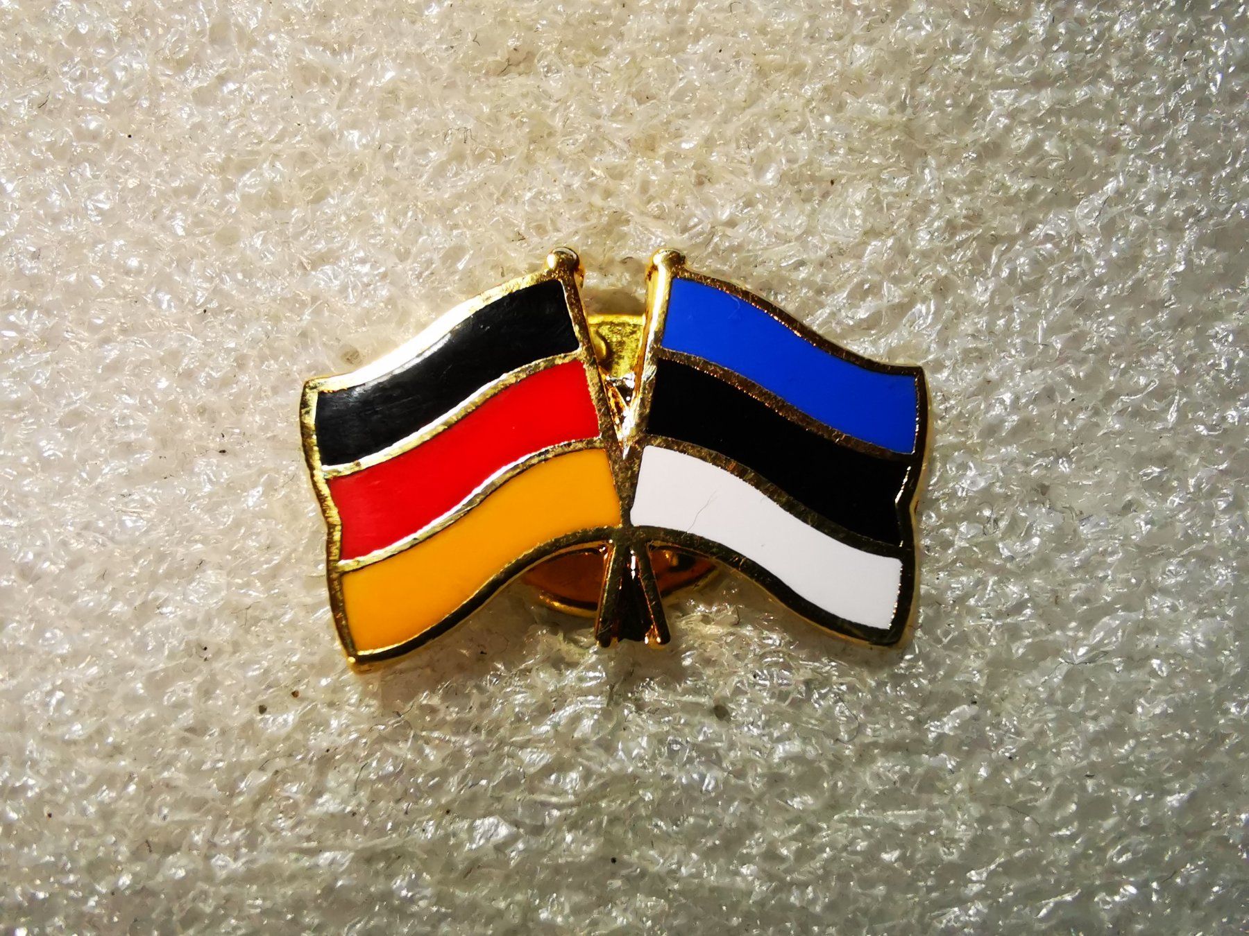 Placchette & Badge: Ansteckpin 83: Flaggen – Usato da Oppligen venduto da Pin-Fall-Shop