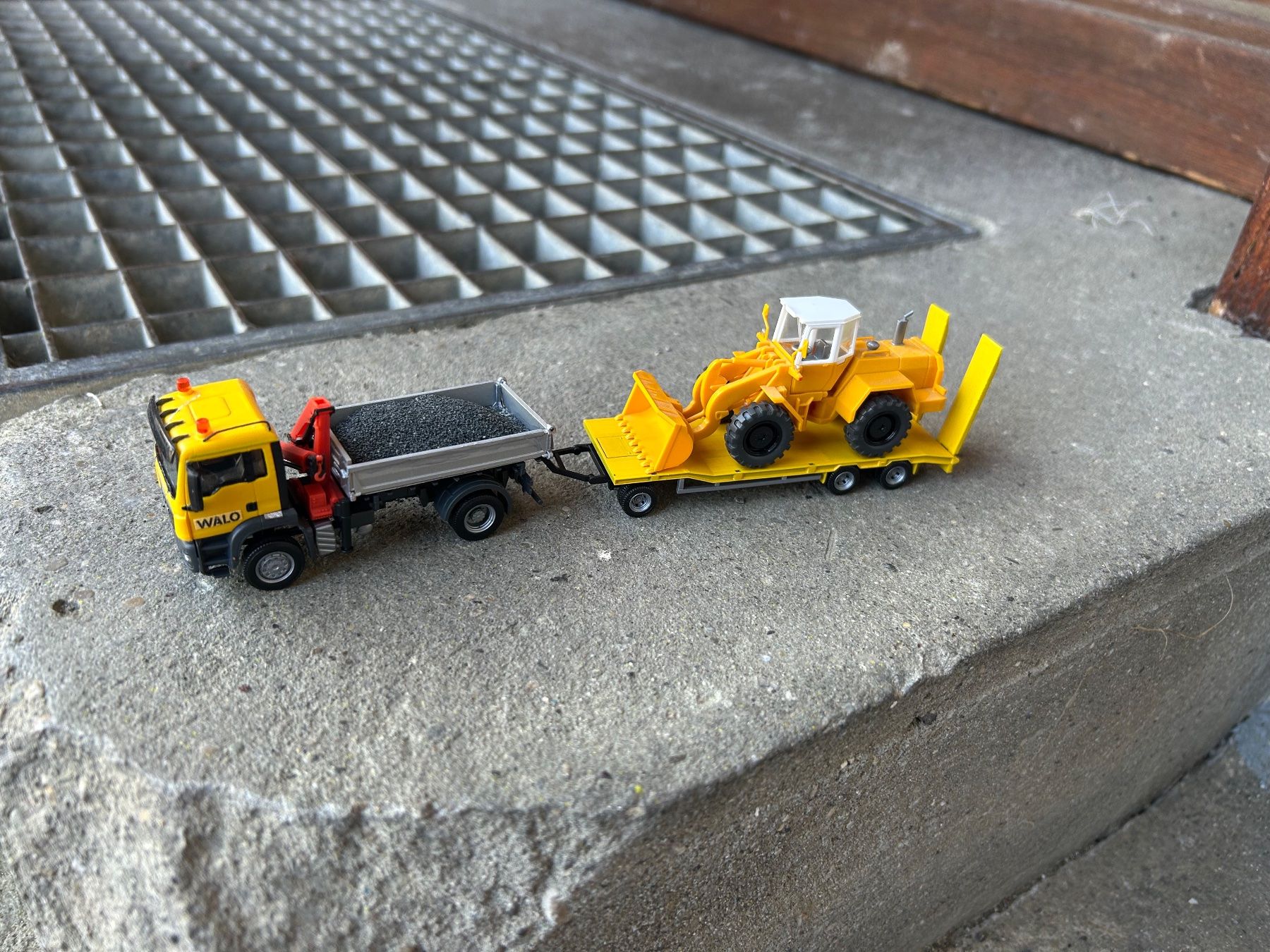 Herpa Modellini d'auto: MAN Kranwagen mit Anhänger – Nuovo (secondo la descrizione) da Meienried venduto da janosch7 1