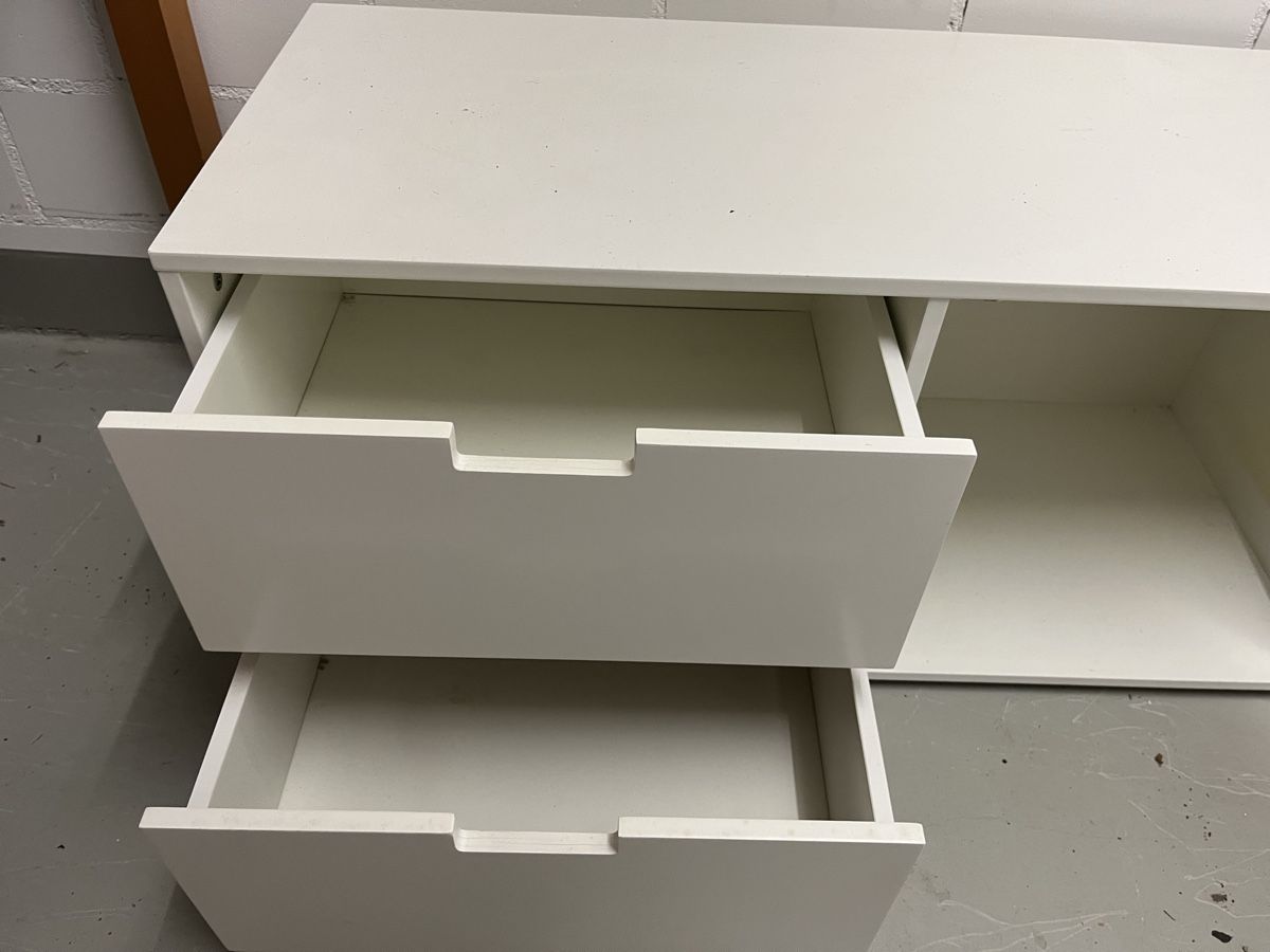 Cassettiere: Weisses Sideboard mit 2 Schubladen und Schrank – Usato da Dübendorf venduto da TOezdemir 2