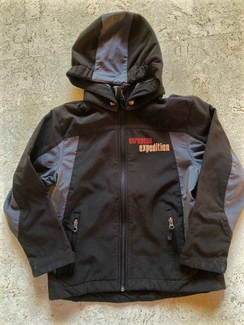 Giacche & Cappotti: Schwarze Softshelljacke, Gr. 128 – Usato da Winterthur venduto da Butzel
