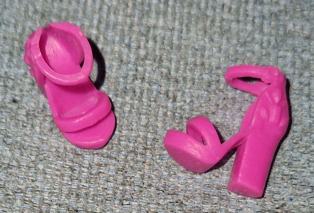 Puppen: chaussures pour Barbie – Gebraucht aus Couvet von Pioune