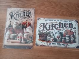 Zwei Blechschilder "The Heart of Home is the Kitchen"