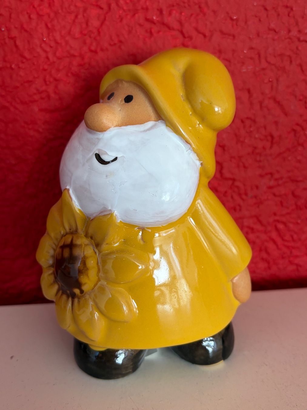 Statuette: Goldiger Gartenzwerg mit Sonnenblume - Keramik – Nuovo e nell'imballaggio originale da Zäziwil venduto da meri79. 1