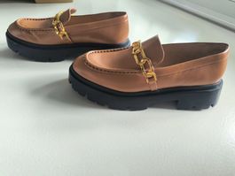 Neue Loafer aus Leder mit klobigem Kettendetail, Größe 39