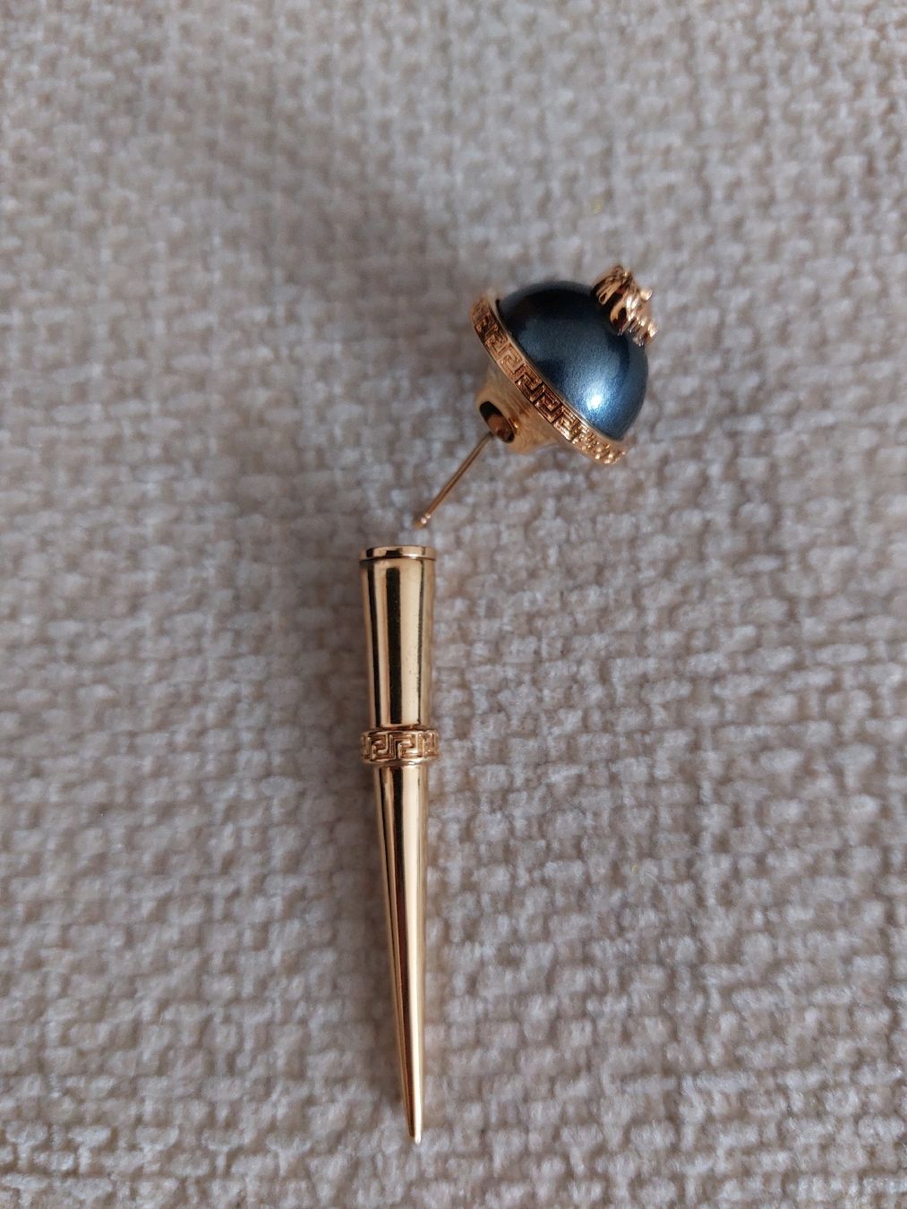 Versace Ohrringe & -stecker: Versace Ohrstecker, goldfarbenes Messing, und Perle – Gebraucht aus Veltheim AG von gave04 2