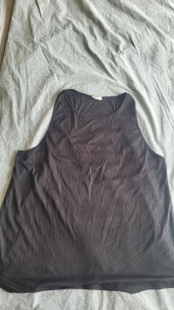 Sport-Tanktop L (schwarz) plus Shirt XL (rosa)