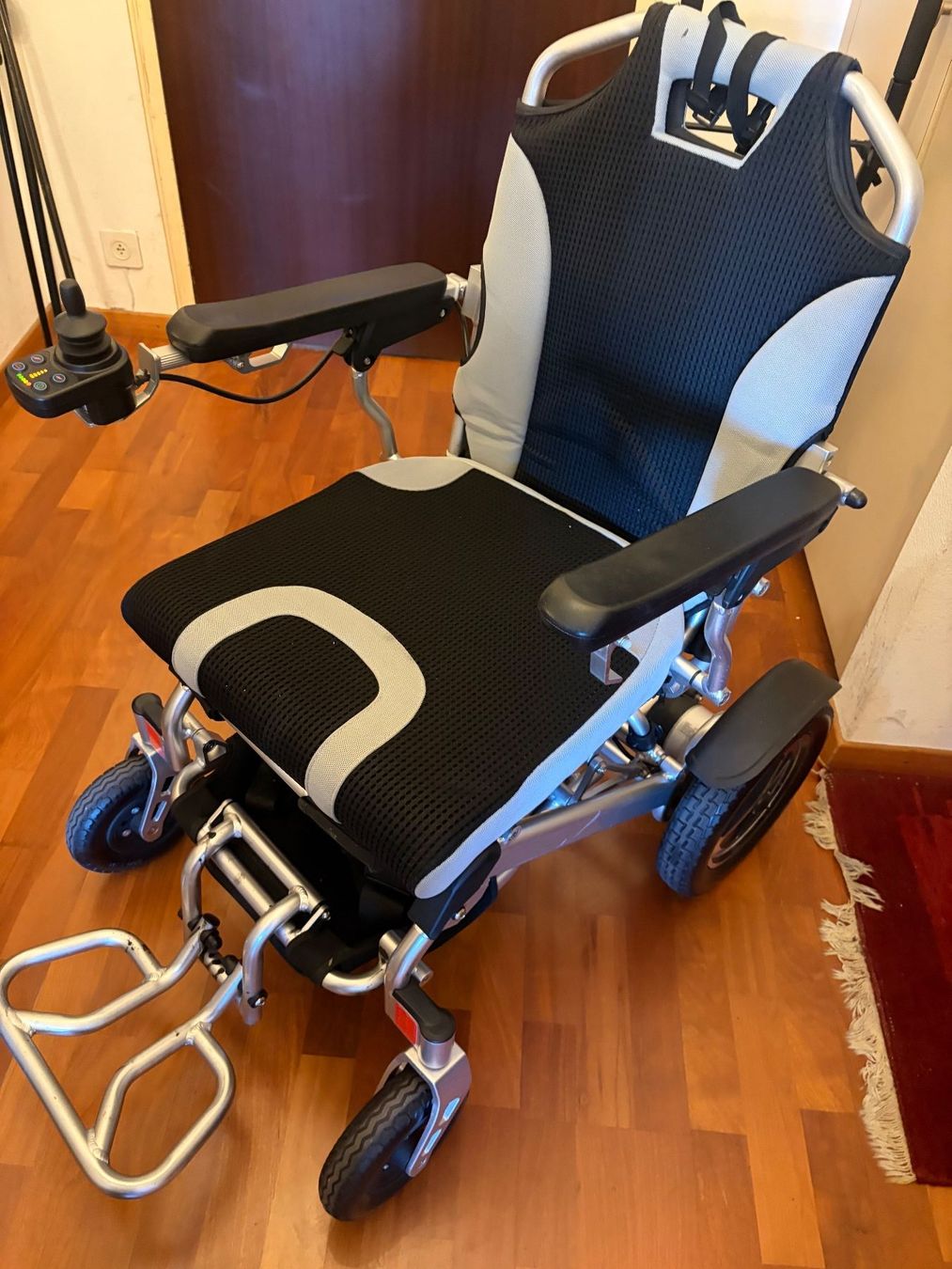 Sedie a rotelle: Fauteuil roulant électrique pliable – Usato da Genève venduto da obongard