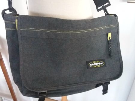 EASTPAK grosse Umhängetasche, grau