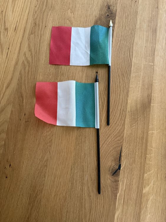 2 Italienische Flaggen mit Halter | Kaufen auf Ricardo