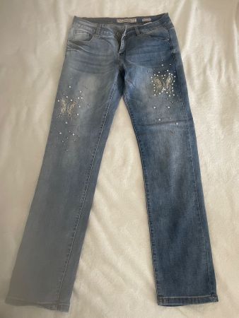Hübsche Jeans mit Schmetterling-Motiv, Grösse 38, Länge 32