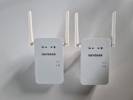 2 Netgear Wifi Range Extender Model EX6100 d'occasion