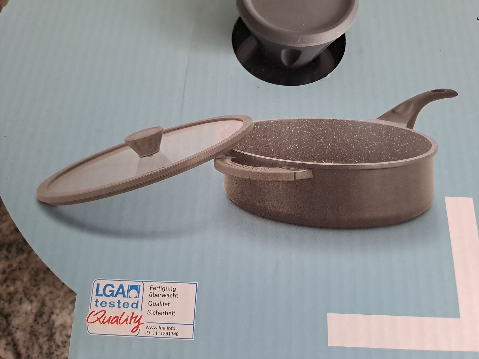 Padelle: Crofton Aluguss-Pfanne 28cm mit Deckel Neu – Nuovo e nell'imballaggio originale da Rickenbach LU venduto da bishiida 1