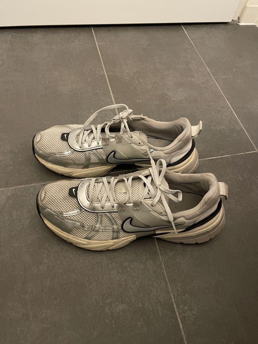 Nike Scarpe da uomo: baskets Nike modèle V2K Run blanc metallic – Usato da Lausanne venduto da mau_6tnl 1