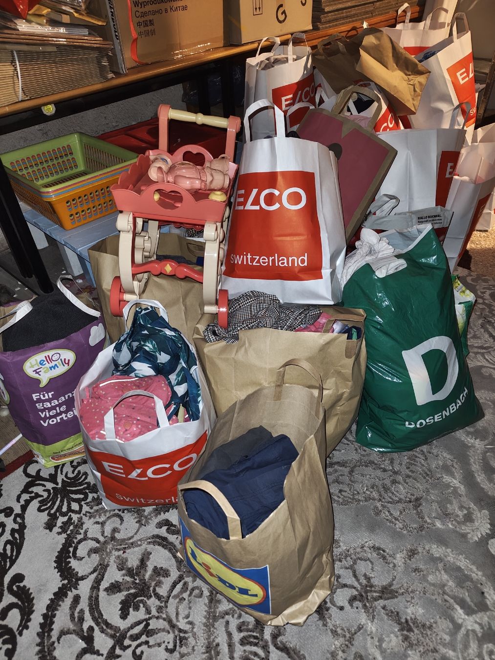 Kleiderpakete: Kleider Paket ca 25 Taschen voll  – Gebraucht aus Menziken von Dragon-Fuchur