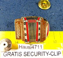 SCHWEIZER HAND-ÖRGELI SCHMUCK-PIN GOLDIG ENAMEL SCURITY-CLIP