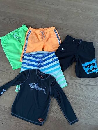 Badehosen und Badeshirt Gr. 122/128