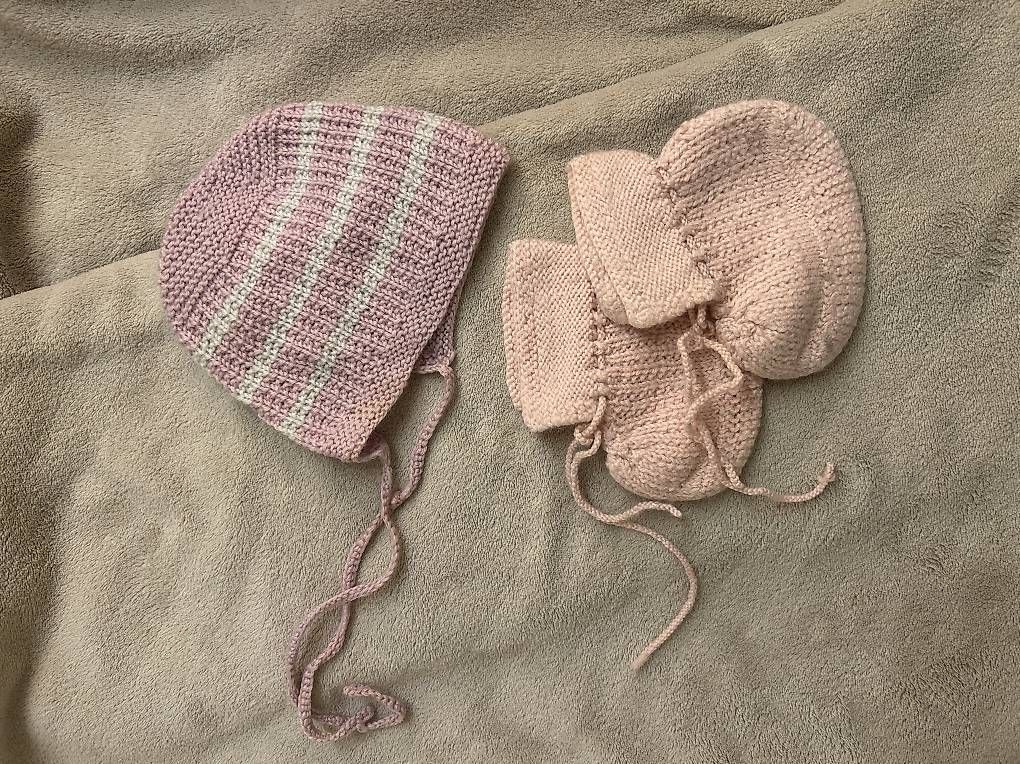 Calze per bambini: Chapeau et chaussettes Bébé  – Usato da Versoix venduto da jen_k2qv