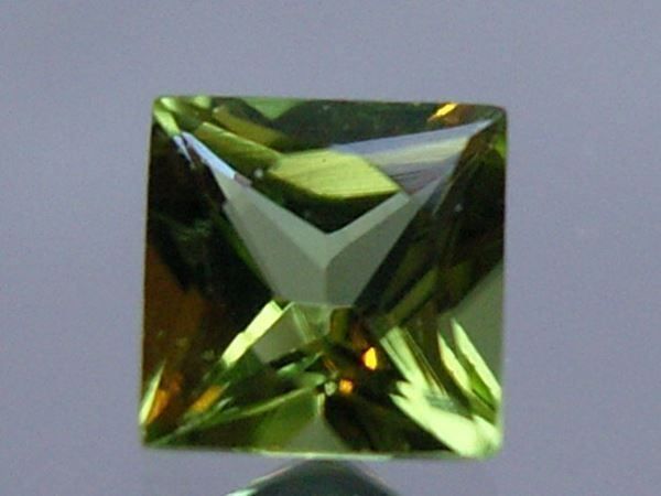 Pietre preziose: Péridots AAA square 5 x 5mm / 0.66 ct pièce – Nuovo (secondo la descrizione) da La Chaux-de-Fonds venduto da j-aime-les-gemmes
