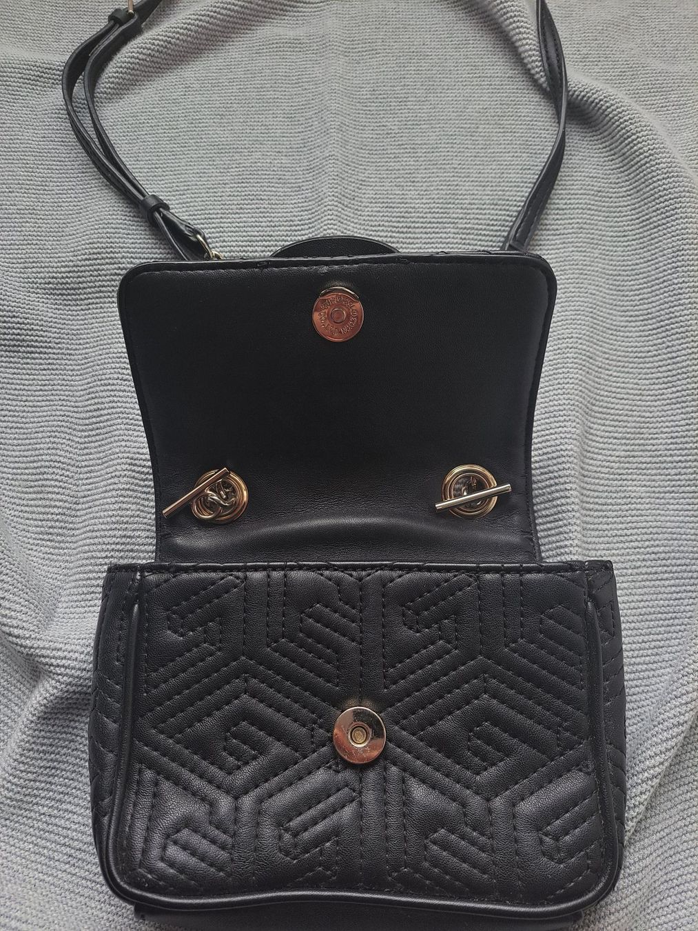 Guess Borse da donna: Kleine Handtasche Guess - schwarz – Usato da Zürich venduto da amico07 3