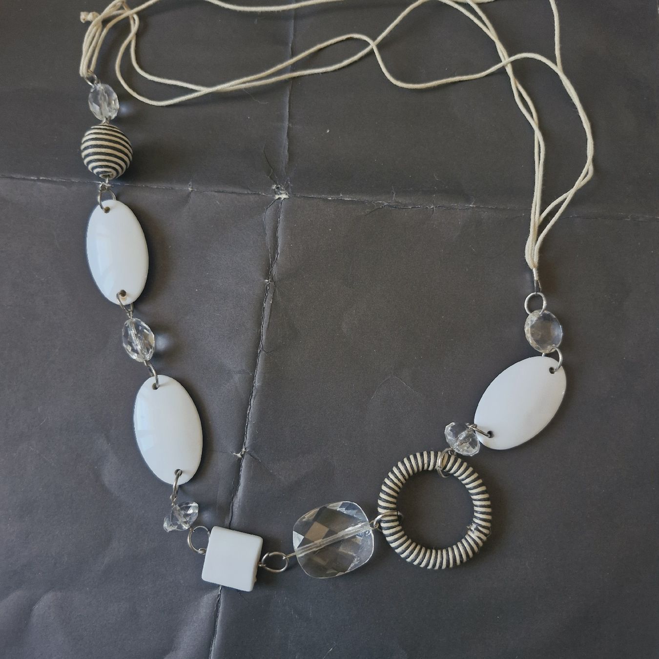 Colliers: collier blanc avec corde – D'occasion à Neuchâtel par yas_zdb7