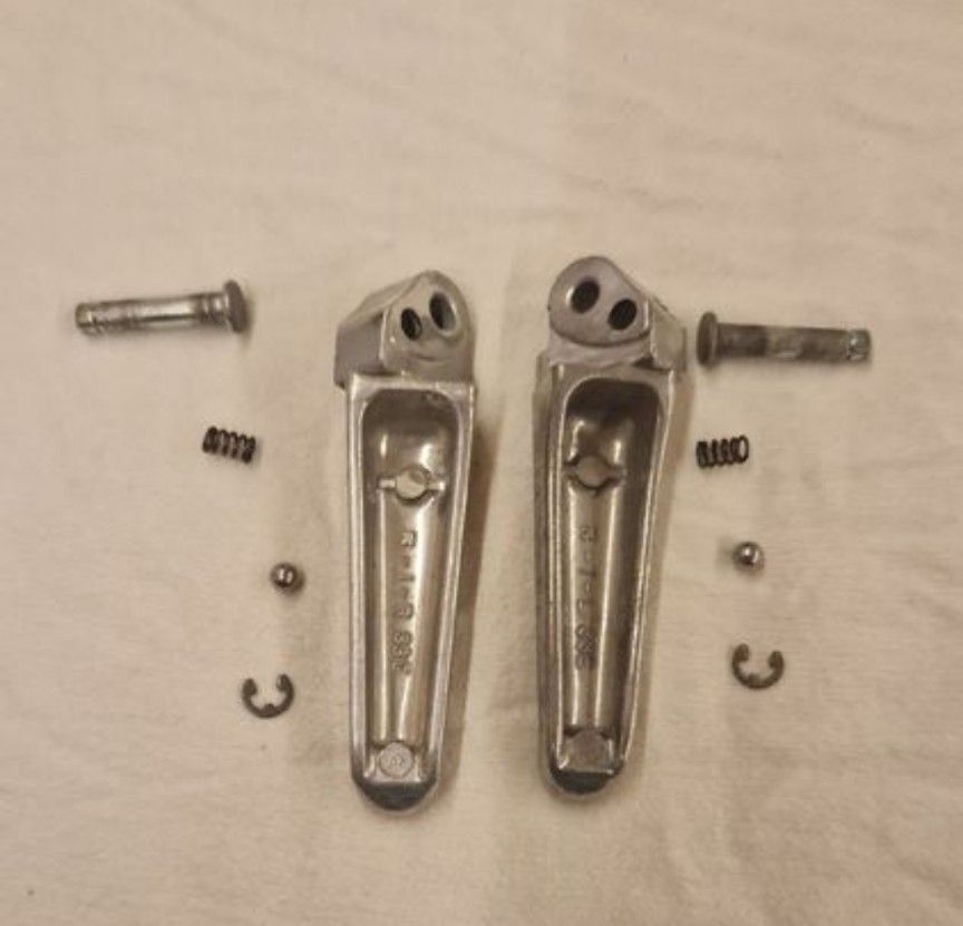 Suzuki Tutti i ricambio per moto: Repose pieds passager Suzuki – Nuovo (secondo la descrizione) da Villeneuve VD venduto da mat_2mbs 1