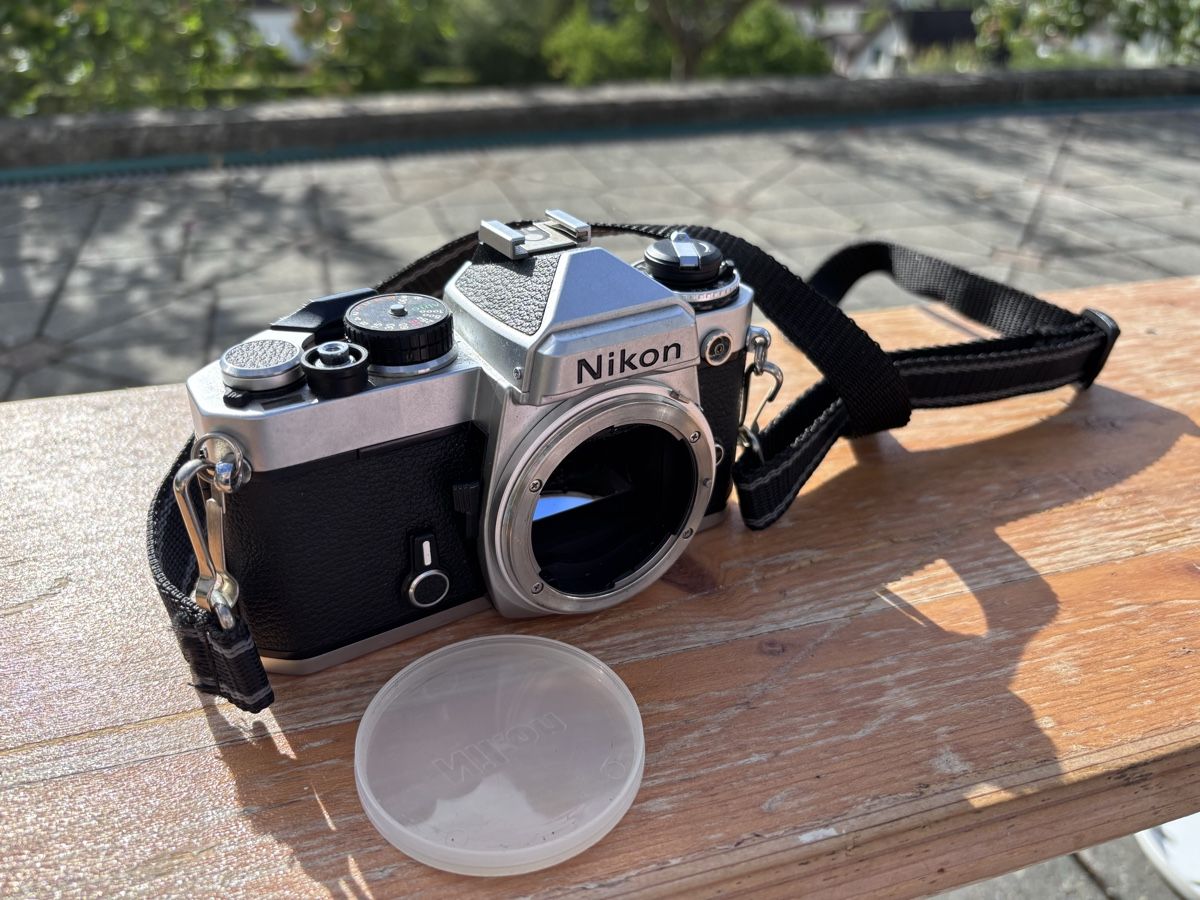 Nikon Appareil photo: Nikon Camera Silver Black – D'occasion à Wahlen b. Laufen par Slash077