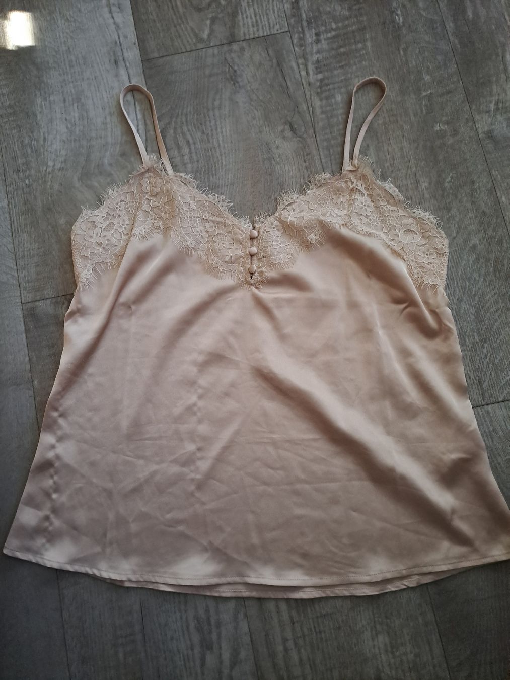 Tops: Spitzentop Chicoree beige Gr. M  – Gebraucht aus Rickenbach LU von bishiida