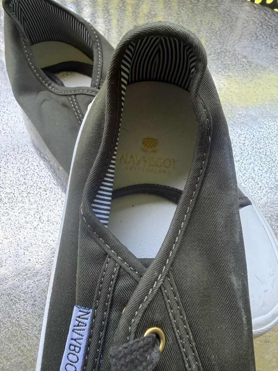 Navyboot Scarpe da donna: Chic Khaki Navyboot Sneakers - Perfect for Spring Walks! – Nuovo (secondo la descrizione) da Zürich venduto da pinish 1