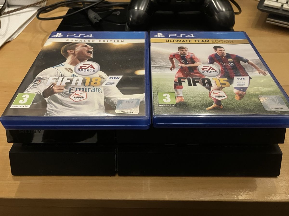 Sony Console: PS4 + 2 FIFA Games + 1 Controller 🎮 – Usato da Fehren venduto da dom_audio 4