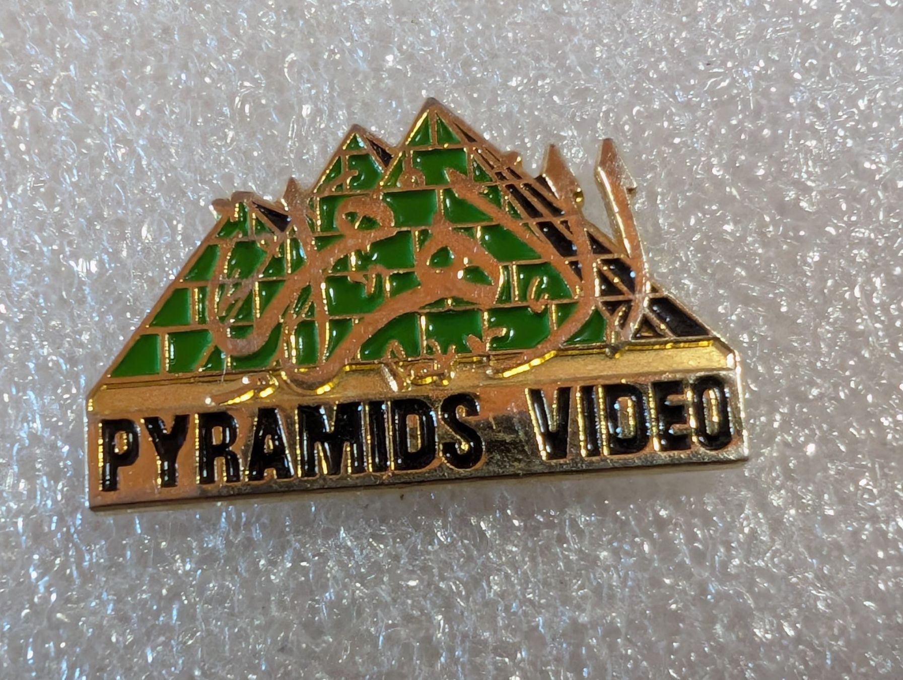 Plaketten & Abzeichen: Ansteckpin 260: Pyramids Video – Gebraucht aus Oppligen von Pin-Fall-Shop