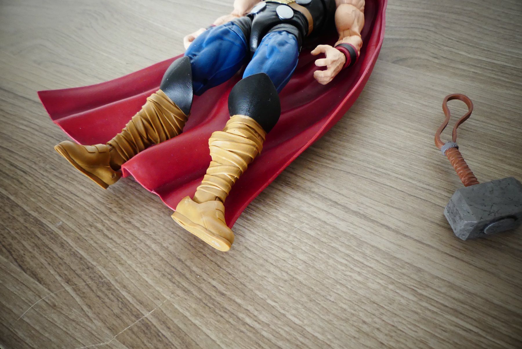 Statuette: Hasbro Marvel Legends Thor Ragnarok 6" Figur mit Hammer – Usato da Bassersdorf venduto da retrolab 3