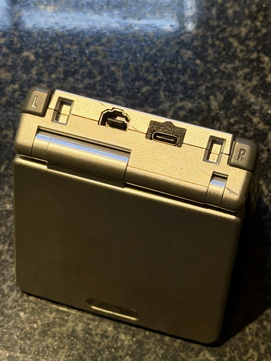 Nintendo Consoles: Gameboy Advance SP Silver USB-C – D'occasion à Lausanne par Planet_Faisceaux 1