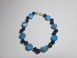 Schmuckstück Armband mit verschiedenen, bunten, Perlen Lapis