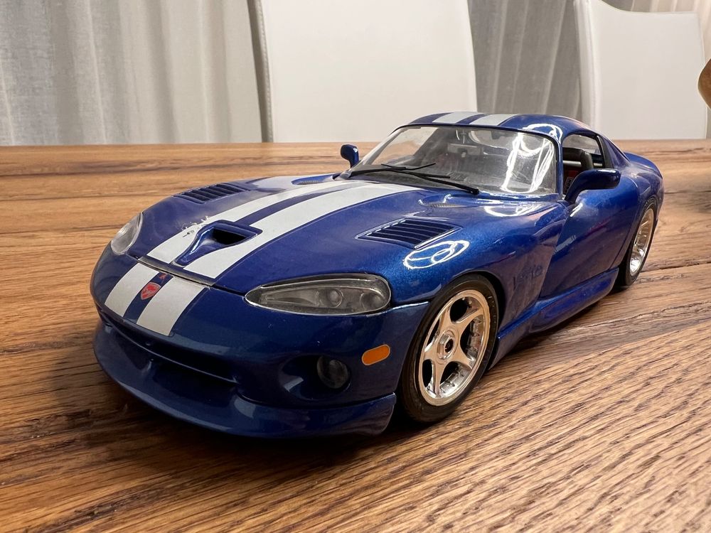 SRT a dévoilé une version spéciale de sa Viper reprenant la couleur bleue à bandes blanches de