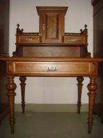 Antiker Schreibtisch mit Stuhl