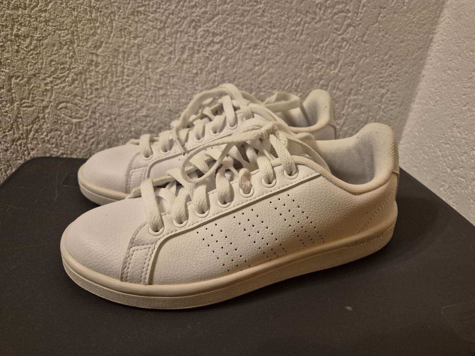 Adidas Scarpe da uomo: Weisse Adidas Sneaker, Grösse 36   – Usato da Grindelwald venduto da Sala33