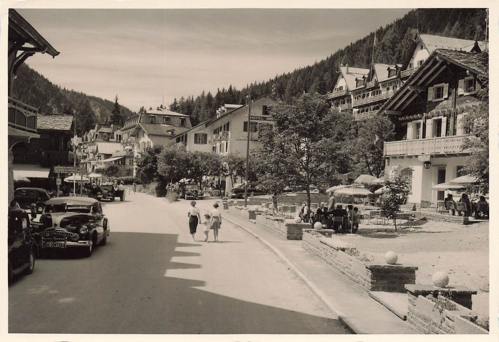 Cartoline postali: Champéry VS Dorfstrasse Hotels Oldtimer Autos 1951 G – Usato da Biasca venduto da Blenio71