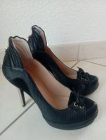 Escarpins femme à talon doré en cuir noir perforé cosmoparis