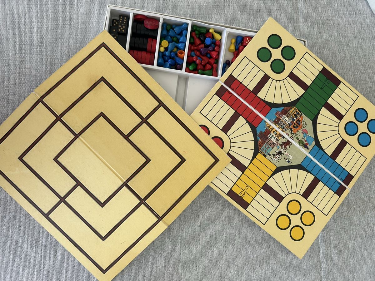 Giochi: Spiele  – Usato da Hünenberg See venduto da Fichten 2
