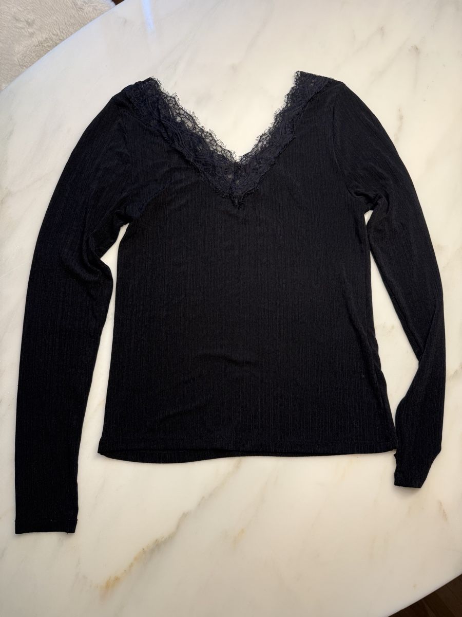 H&M Top: Langarmshirt mit Spitze H&M - Grösse M  – Usato da Wohlen AG venduto da Coco_91