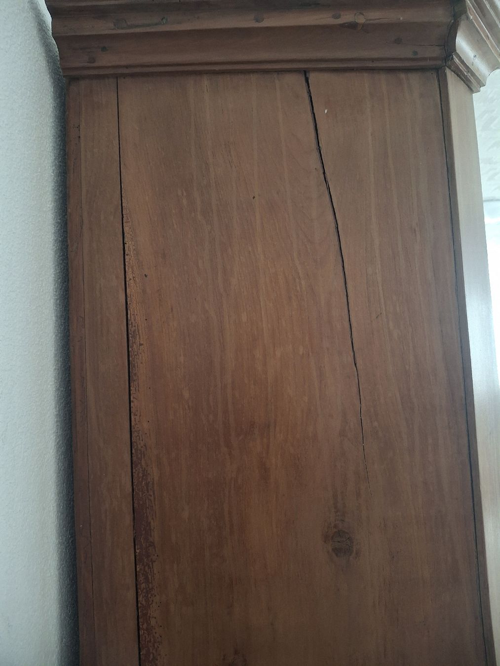 Schränke: Schrank alt mit Rissen – Gebraucht aus Aarburg von ssi_ckz5 9