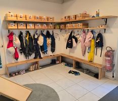 Komplette Kindergarderobe mit dreier Drehhacken und Boxen