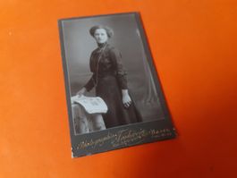 SCHWIIZER FRAU DAZUMAL - JUNGI DAME i SCHWARZ - BASEL
