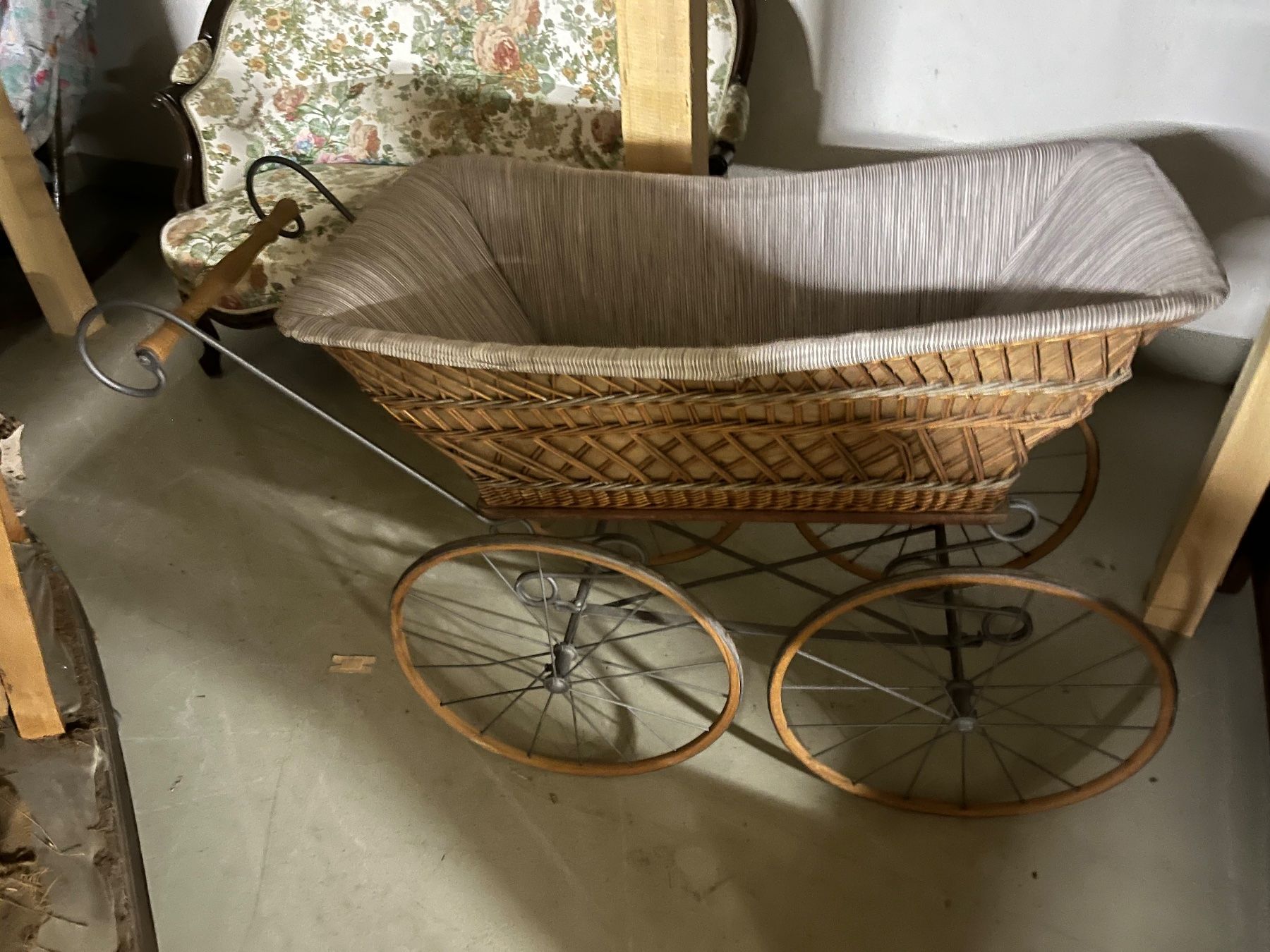 Carrozzine: Antiker Kinderwagen mit Korb – Usato da Wilen b. Wollerau venduto da littleal