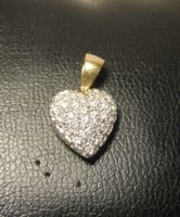 Herzförmiger Anhänger mit Diamanten aus 750 Weißgold.