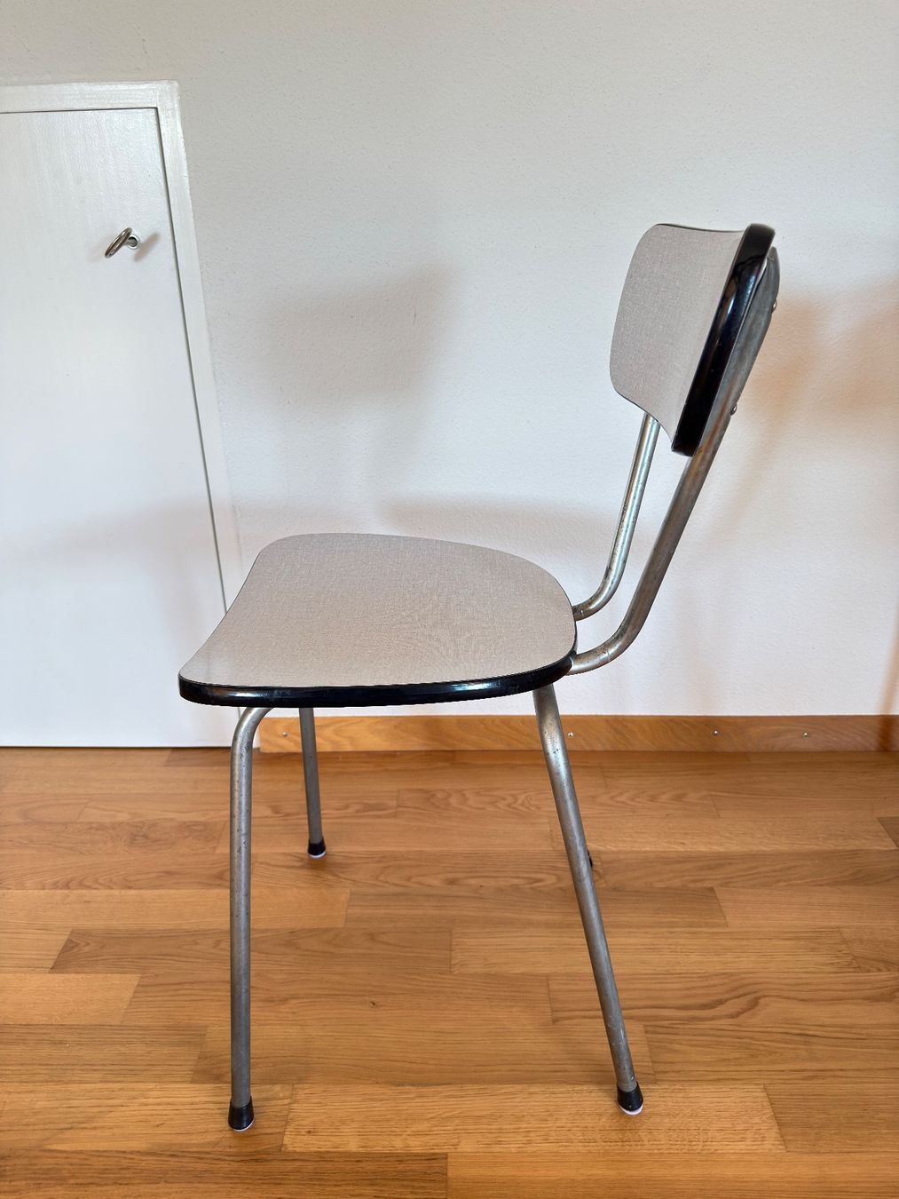 Schreibtische: Kelko Küchentisch rot & Stuhl grau / Vintage 60er – Gebraucht aus Zürich von benshume 5
