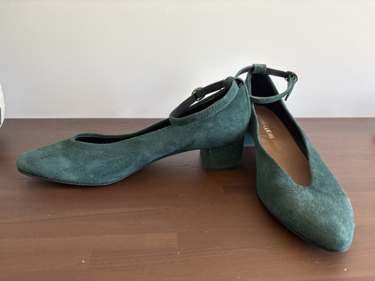 Chaussures femmes: Sage Green Pumps Shoe Size 37 Suede – D'occasion à Zürich par cha_jz8q 1