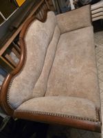 Vintage Sofa: Elegant Design.