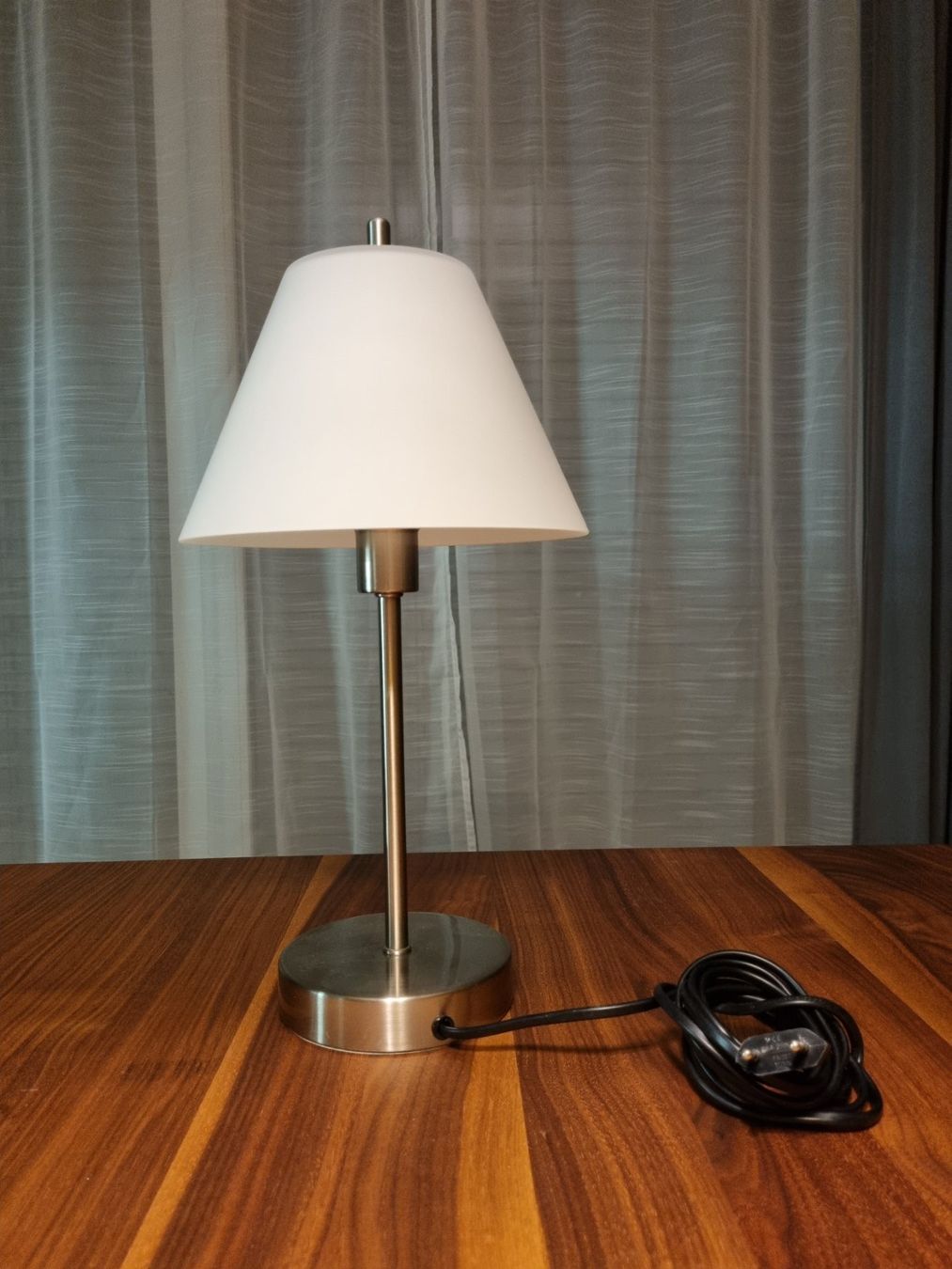Lampade: Tischleuchte mit weissem Glaskörper – Usato da Tuggen venduto da logoplan