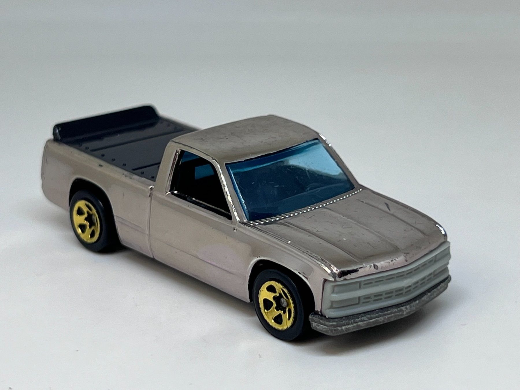 Hot Wheels Modellini d'auto: Hot Wheels Chevy 1500 #493 – Usato da Wildegg venduto da LaaBoutique